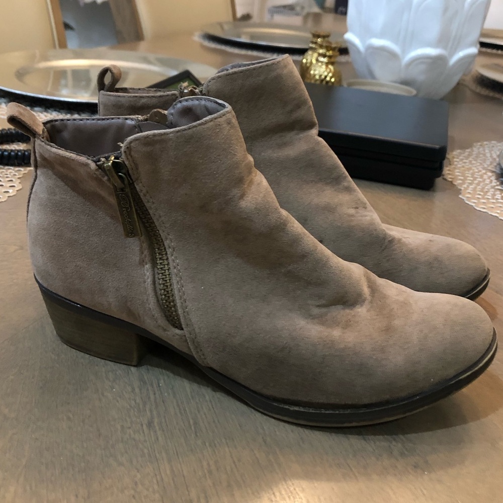 Breckelle’s Taupe Block Heel Western Booties Boots
